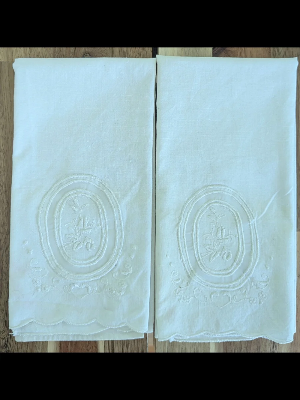 Madeira White Linen Guest Towels Set of 2 Embroidered Medallion Scalloped VTG - Picture 3 of 10